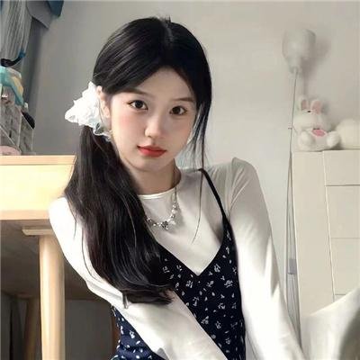 泳池里的女人